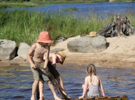 Fast wie in Schweden:-)) Nicht weit vom Holzfällerhaus. Hier haben Ihre Kinder noch Raum ihre Träume zu leben.