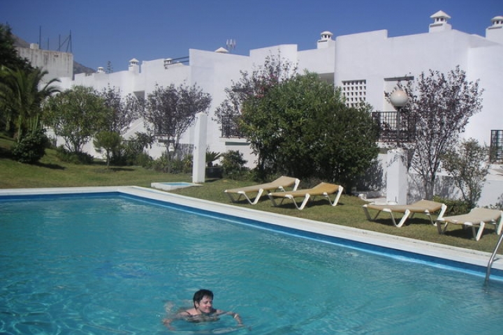 Ferienwohnung Mijas Golf | Innenhof mit Pool, im Hintergrund die Wohnanlage