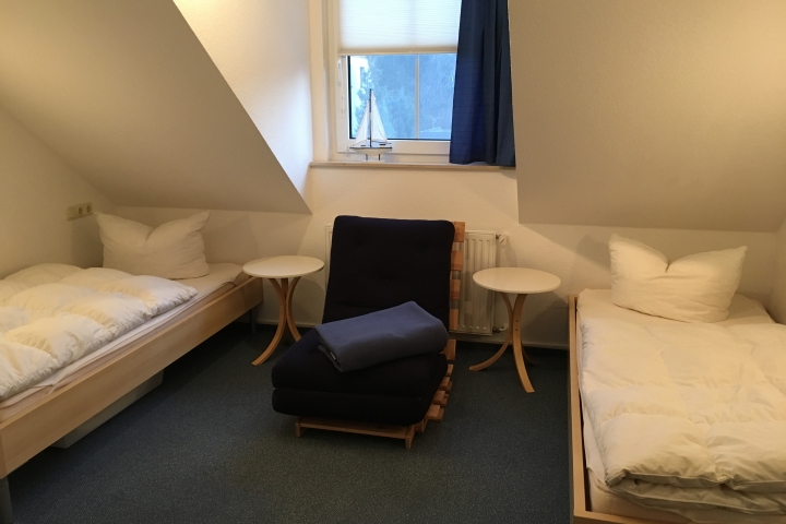 Schlafzimmer B - mit 2 Betten und Futonsessel zur Aufbettung