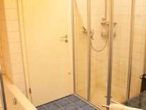 Badezimmer mit Wanne und bodentiefer Dusche