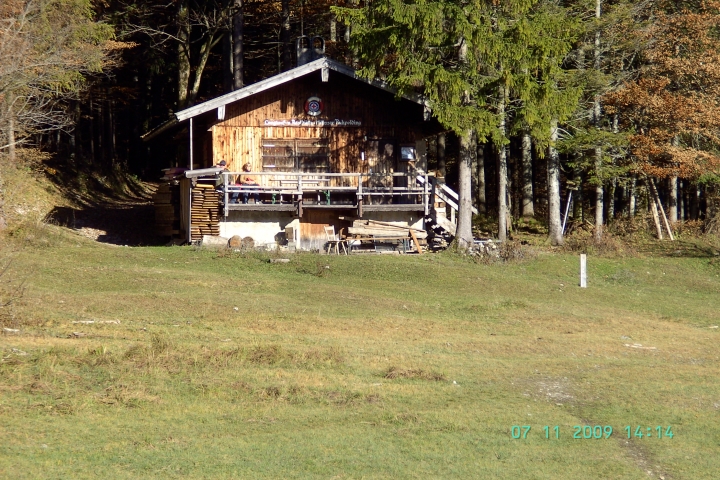 Die sonnige Langlaufhütte im Herbst, im Winter beliebte Einkehr für Langläufer