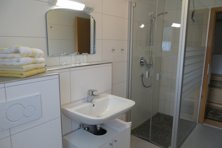 Ferienwohnung Hochfelln Bad mit ebenerdiger Dusche, WC, Fön, Kosmeticspiegel, Fußbodenheizung