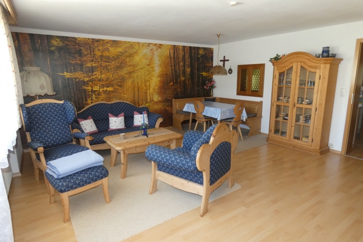 Ferienwohnung Hochfelln Wohnzimmer mit Essecke und Sitzecke, Flachbildschirm