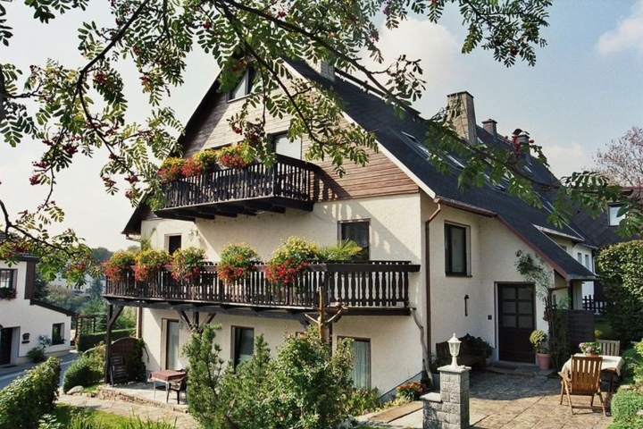 Unser schönes Haus  erbaut 1985-88 in Eigenleistung, 
seit 1996 vermieten wir 2 komfortable Fe-WOen 