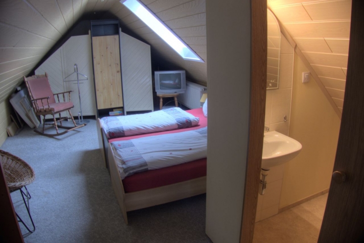 Schlafzimmer 2 (hinten) mit TV und Zusatz WC