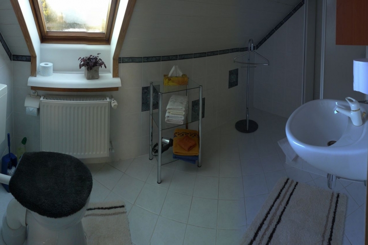 Bad mit DU / WC und Waschbecken