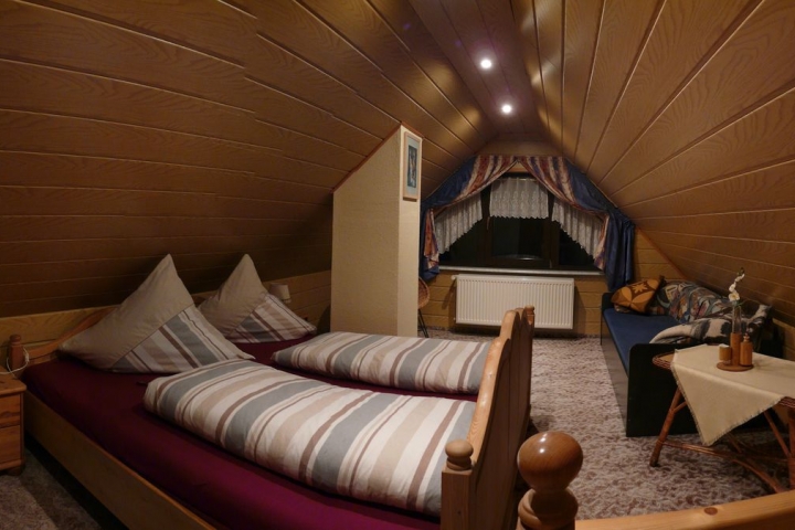 Schlafzimmer vorn - bei Nacht