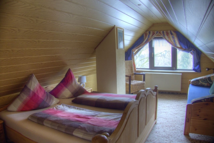 Schlafzimmer vorn am Tag