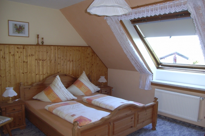 Schlafzimmer mit Doppelbett und ein Einzelbett;