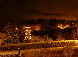 Blick aus dem Fenster zur Weihnachtszeit