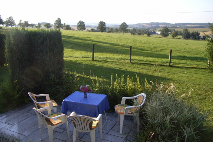 Aussicht vom Küchenfenster auf die Terrasse und in die Ferne
