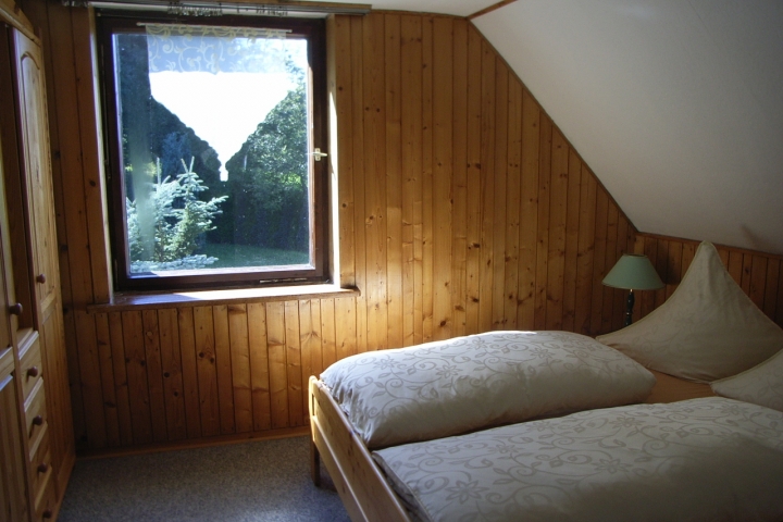 Elternschlafzimmer mit großem Kleiderschrank und viel Stauraum