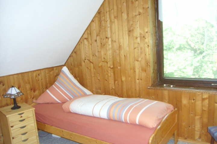 kleines Schlafzimmer, ein zweites Bett kann aufgestellt werden