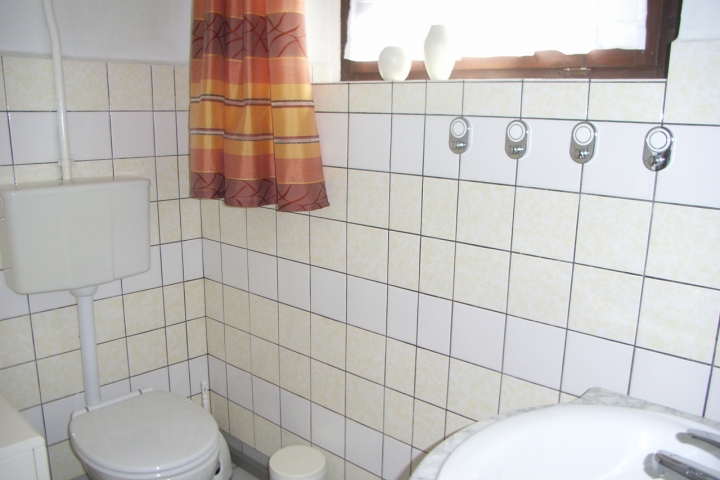 Bad mit DU / WC und Waschbecken mit Unterschrank