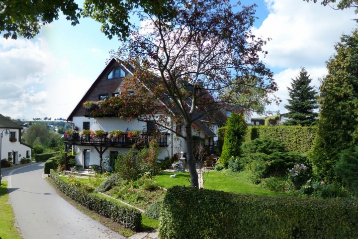 unser Wohnhaus mit Grundstück