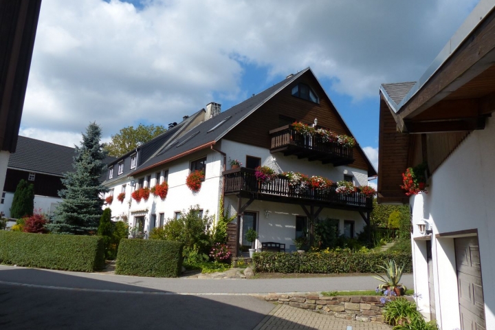 Blick von der Straße/vom Hof, kein Durchgangsverkehr, nur für Anlieger