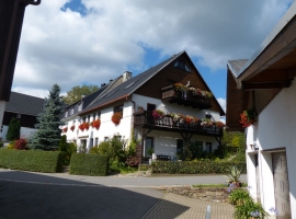 Blick von der Straße/vom Hof, kein Durchgangsverkehr, nur für Anlieger