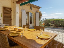 Überdachte Terrasse seitlich des Ferienhauses