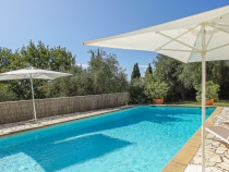 Gepflegter Pool mit Liegen am Ferienhaus in Cabris