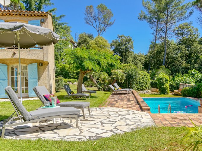 Ferienhaus mit Pool un Garten in der Nähe vom Golfplatz in Saint-Raphael an der Cote d Azur
