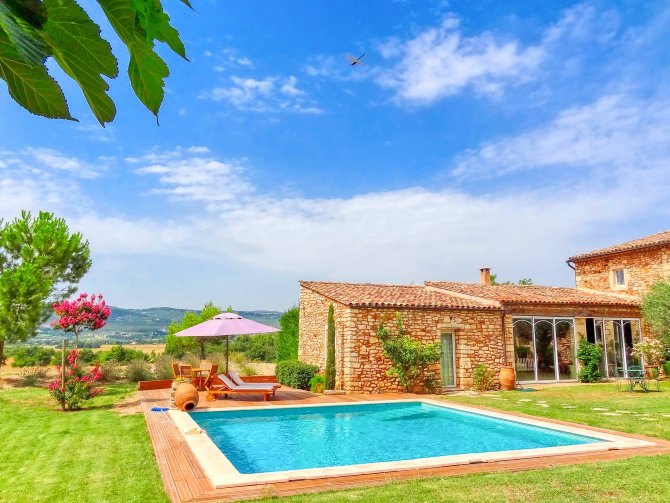 Ferienhaus mit Pool und Blick in Roussillon | Ferienhaus mit Pool und Blick auf Gordes in Roussillon in der Provence