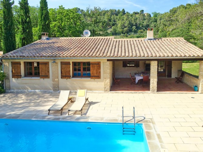 Ferienhaus mit Pool unterhalb von Menerbes | Ferienhaus mit Pool außerhalb von Ménerbes in der Provence