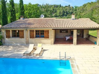 Ferienhaus mit Pool unterhalb von Menerbes Ferienhaus mit Pool unterhalb von Menerbes