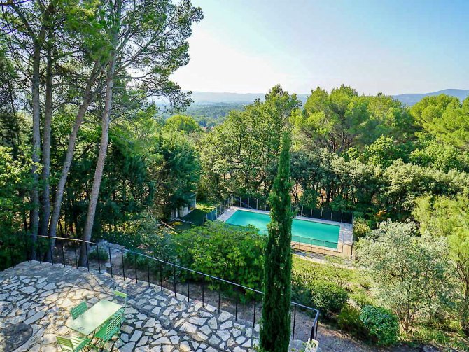 Blick auf das Durance-Tal vom Ferienhaus mit Pool in der Provence
