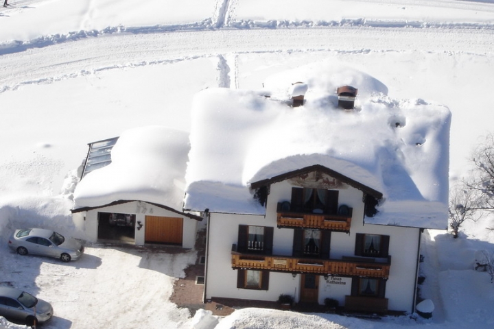 Luftaufnahme mit Loipe und Winterwanderweg