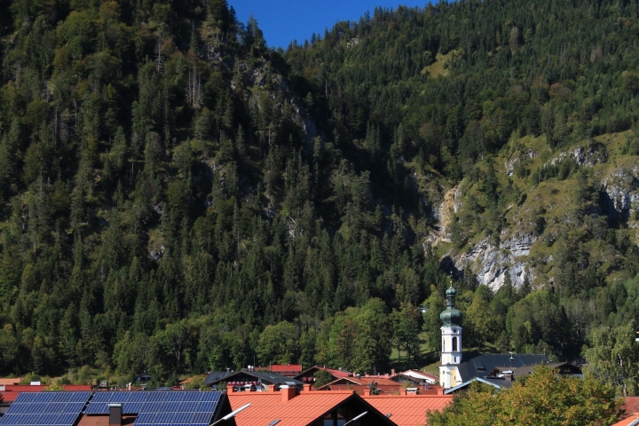 Blick vom Balkon auf die Kirche