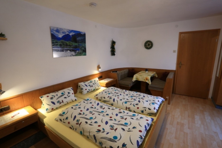Ferienwohnung Haus Katharina | Schlafzimmer mit Sitzecke