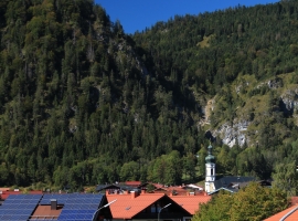 Blick vom Balkon auf die Kirche