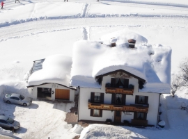 Luftaufnahme mit Loipe und Winterwanderweg