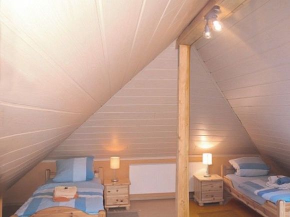 Schlafzimmer 3 (40 m²) verfügt über2 Einzelbetten und hat aus dem Dachfenstereinen Blick auf den Rhein  