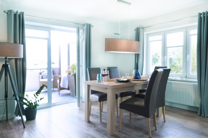 Essbereich mit Tür zum Balkon