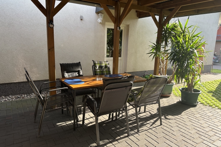 Überdachte Freifräche und Eingangdtür zu Wohnung B (Natur), kann auch zusätzlich als Carport genutzt werden.