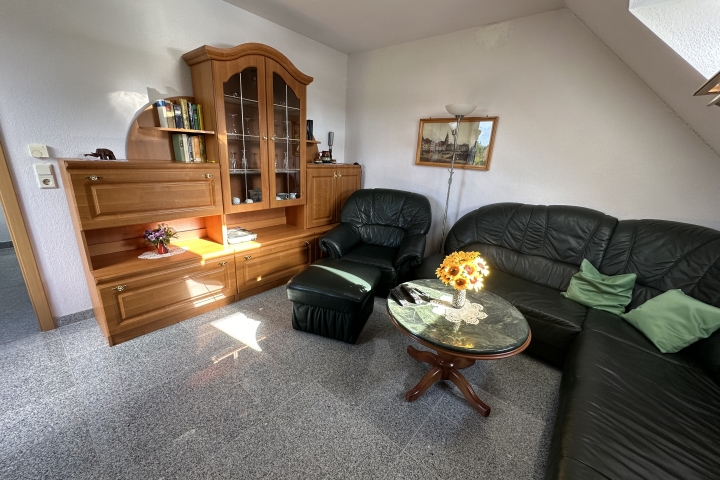 Die Schrankwand und die Couchgarnitur im Wohnzimmer, vom Fernseher aus fotografiert.
