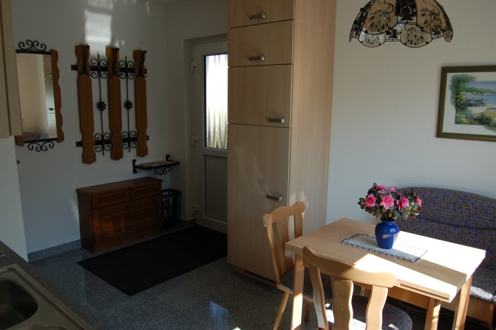 Die Wohnküche, große Kühlkombination im Blickfeld. Gleichzeitig Eingangsbereich der Wohnung.