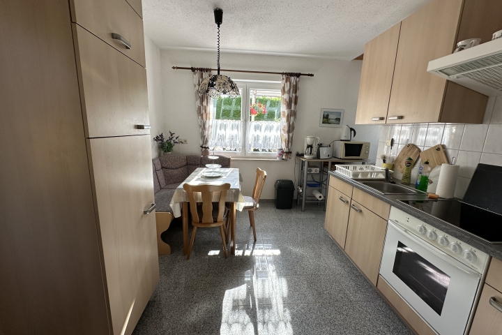 Die Wohnküche, links vom Fotografen ist die Eingangstür. Drei Schritte von hier können Sie im Freien frühstücken.