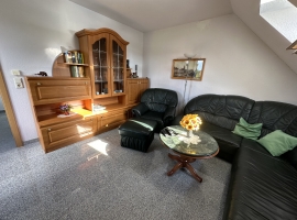 Die Schrankwand und die Couchgarnitur im Wohnzimmer, vom Fernseher aus fotografiert.