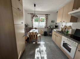 Die Wohnküche, links vom Fotografen ist die Eingangstür. Drei Schritte von hier können Sie im Freien frühstücken.