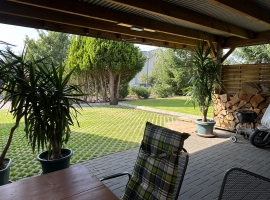 Blick vom für die Wohnung B (Natur) reservierten terrassenartigen Bereich unter dem Carport Richtung Straße.