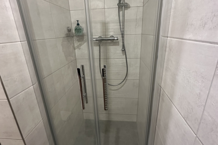 Die Dusche ist jetzt nicht mehr mit einem Vorhang, sondern mit einer schicken und stabilen Glastür versehen. Die Duschtasse wurde entfernt, sodass di