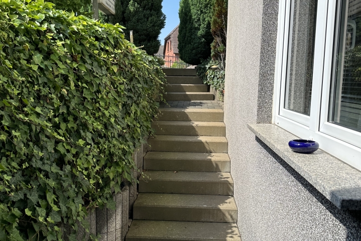 Wer rauchen möchte, bitte vor der Wohnung! Dort allerdings überdacht und durch die Lage weitgehend windstill, vielleicht auch nachmittags in der Son