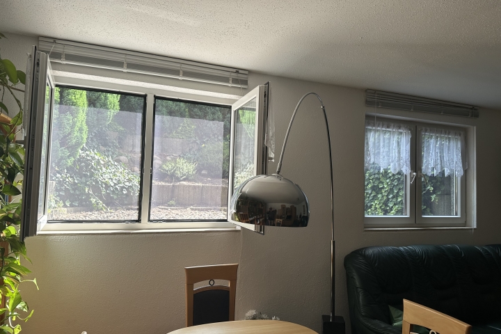 Große Fenster sorgen für ausreichend Licht, vormittags ist der Wohnbereich sonnendurchflutet, wenn es nicht gerade teils bewölkt ist, wie bei diese