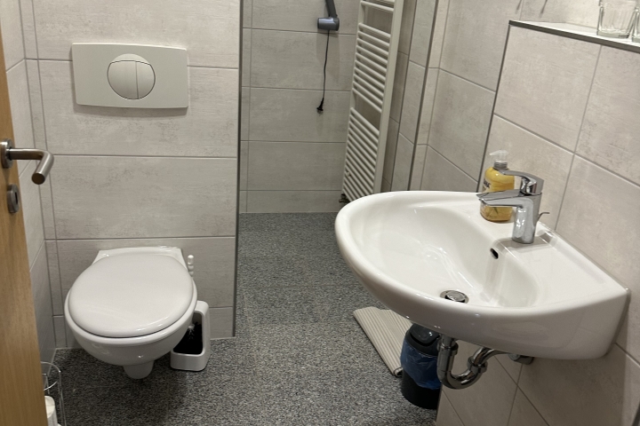 WC und Dusche wurden 2024 neu gefliest.