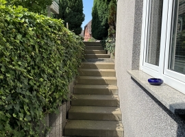 Wer rauchen möchte, bitte vor der Wohnung! Dort allerdings überdacht und durch die Lage weitgehend windstill, vielleicht auch nachmittags in der Son