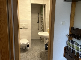 Wingfang mit Garderobe, dahinter das WC, Waschbecken und Dusche (ganz hinten).