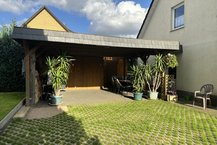 Eingang (rechts) für Ferienwohnung B (Natur). Der Schuppen dahinter kann auch von Ferienwohnung A (Ägypten) genutzt werden. Z. B. für Fahrräder od