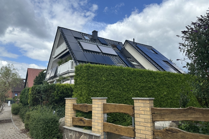 Zwei Solaranlagen sorgen im Sommer für Warmwasser ausschließlich aus Sonnenenergie.